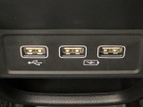 セレクトレバーの下に、スマートフォンなどの充電可能なUSB端子が2個、音源などの外部入力の可能なUSB端子が1個ついています。移動中に充電もできるので便利です。