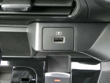 USBソケット 走行中にスマートフォンやタブレット端末を充電することができます。