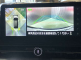 【アラウンドビューモニター】車を上から見下ろしているかのような映像で周囲の状況がひと目で確認、狭い駐車場に駐車するときも安心です♪