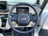 ハンドル左側にはオーディオ操作が出来るオーディオリモートコントロールスイッチ、右側にはHonda SENSINGとオートクルーズコントロールのスイッチを装備!長距離運転や高速道路の運転では大活躍です!
