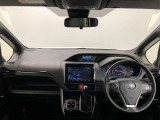 シンプルながら機能性あふれる運転席廻りです。視界性もよく、運転しやすいですよ。