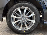 【アルミホイール】純正アルミホイール装備!足元を際立たせ、軽快な走りを演出します!印象もアップし、スタイルも引き締まります!スポーティーさの中にラグジュアリーを感じさせるデザインですね♪