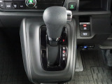 操作性に優れたインパネシフトです。また電子制御パーキングブレーキを採用おり、指でスイッチをON/OFFでき便利で快適です。さらに、坂道や渋滞時に効果を発揮するオートブレーキホールドも装備されています。