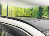 【パノラマルーフ】大型のガラスルーフ搭載で車内の解放感が一気にアップ!開放的なドライブをお楽しみいただけます。