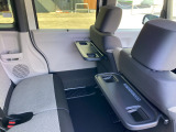 シートバックテーブルが標準装備されています車内での軽食などにも大変便利です
