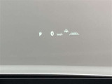 ヘッドアップディスプレイ(HUD)搭載。運転中、前方から視線を落外す必要がなく、安全に運転ができる機能です。