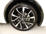 【純正アルミホイール】・・・純正アルミホイールでタイヤの山もしっかり残っております!ユーカー選びのポイントのひとつです。
