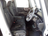 フロントシートはベンチシートです、運転席と助手席の移動が簡単です。真ん中にはアームレストも装備されています! また運転席シートの高さも調整できます。
