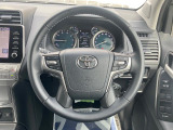 【純正革巻きステアリング】上質な革を使用することで、手にしっかり馴染みとても運転しやすいハンドルです♪
