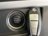 【キーレススタートシステム】カバンやポケットに入れたままでもドアの施錠・解錠が可能なスマートキーを装備。エンジンのオン・オフ時もカギを取り出す必要が無いからとっても便利です♪