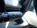 ハイビームアシストが装備されており対向車が接近すると自動的にロービームに切り替えてくれる便利な機能になっております♪