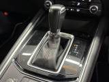 【フロアシフト】直感的な操作性や手に取りやすいレバー位置が特徴です。MTモードはエンジンブレーキやパワフルな加速を要する際など様々なケースで活躍。