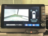 リバースギアに入れるだけで後方の表示へ切り替わります。夜間や雨の日の駐車も楽になりますよ。