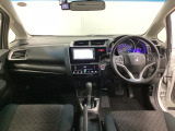 車内は光触媒抗菌消臭施工済です。インパネ周りはスタイリッシュなデザインで機能や装備も充実しています。グローブボックスやカップホルダーのほかにトレーなどたくさんの収納スペースが付いています。