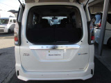 後方にスペースが少なくてもガラスハッチのみ開けて荷物の積み下ろしが可能です。