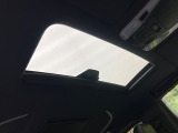 【サンルーフ】開放感たっぷりの希少装備、サンルーフが装着されています!車内に明かりを取り入れたり景色を楽しむ以外にも、車内の空気も簡単に換気できて快適です!