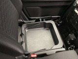 シート下にも収納BOXがありますのでいろいろと便利です。