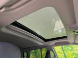 【サンルーフ】開放感たっぷりの希少装備、サンルーフが装着されています!車内に明かりを取り入れたり景色を楽しむ以外にも、車内の空気も簡単に換気できて快適です!