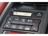 フルオートエアコンが装備されています!お好みの温度設定をするだけでエアコンの風量やモードの切り替えを自動でコントロールしてくれます!ユーザーの操作が少なく燃費走行にもつながります!