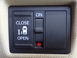 運転席からもスライドドアをボタン操作でスピーディーに開閉できます!またスマートキーでも操作できるので便利です。