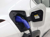 満充電までにかかる時間は、急速充電(DC)で約80分、普通充電で約14時間となります。