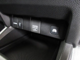 【POWEROUTLET】12V電源ソケットを設置しております。周辺機器の充電にご利用頂けます☆USB端子&HDMI端子も装備☆音楽や映像をナビ画面でお楽しみいただけますね◎