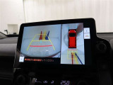 車体の前後左右に設置されたカメラにより、リアルタイムで安全確認ができるところが大きな魅力。十字路や駐車場、狭い路地での走行など、死角ができやすい場面で力を発揮します。