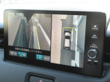 マルチビューカメラシステム:目視しにくい車の周囲を映像で確認できます。駐車時や見通しの悪い交差点など、死角をナビ画面に映し出し、安心感を高めます。