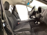 広い足元にゆったり座れるシートには肘掛けも装備しており長距離の運転でも疲れにくくなってます。女性でも運転がしやすいように、シートの高さ調整機能(シートリフター)がついています。