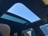 明るく開放的な光を生み出し広々とした空間を演出する開閉可能な電動パノラミックルーフ!快適な車内温度を維持し日差しの影響を抑えるとともにプライバシーを保つガラスを採用。電動サンブラインドも装備!