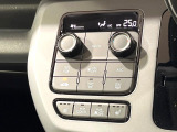 【オートエアコン】一度お好みの温度に設定すれば、車内の温度を検知し風量や温度を自動で調整。暑い&hellip;寒い&hellip;と何度もスイッチ操作をする必要はありません。快適な車内空間には必須の機能ですね♪