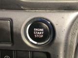 エンジンスタートスイッチです。キーが車内にあれば、エンジンの始動や停止はスイッチを押すだけ!キーを取り出す手間を省き、ワンプッシュで操作できるので簡単でスムーズです。