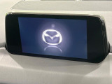 【マツダコネクトナビ】車内の雰囲気にマッチした一体型タイプのナビ。各種車輌設定やBluetooth再生等、様々な機能が楽しめます。直感的なダイヤル操作が可能で、使い勝手も良好です。