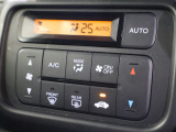 フルオートエアコンが装備されています!お好みの温度設定をするだけでエアコンの風量やモードの切り替えを自動でコントロールしてくれます!ユーザーの操作が少なく燃費走行にもつながります!