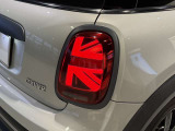 納車前点検にて360&deg;チェックを実施いたします。MINI専門メカニックが確認をして、交換基準に達している部品があれば純正部品に交換をし、メカニックによる試運転を経て、お客様のもとへお届けします。