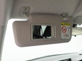 運転席、助手席のサンバイザーの裏にはバニティミラーが装備、身だしなみに役立ちます。