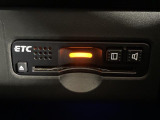 【ETC】有料道路を利用する際に料金所で停止することなく通過できる、ETC車載器(ノンストップ自動料金収受システム機器)が装備されています。セットアップを行うことで利用可能になります。