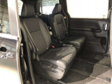 【後部座席】も当然、綺麗・清潔に仕上げております。内装の綺麗なお車は気持ちが良いですし、コンディションのいい車が多いです。これもオススメの1台です。