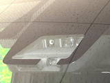 【トヨタセーフティセンス】走行中に前方の車両等を認識し、衝突しそうな時は警報とブレーキで衝突回避と被害軽減をアシスト。より安全にドライブをお楽しみいただけます。