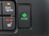 ECON モードをON にするとアクセルペダルの動きに対するエンジンの反応とエアコンの制御を切り換えることで、燃費のいい運転をするドライバーがペダルを踏んだ時と同じようにエンジンを制御します。