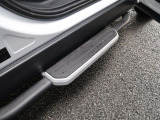 ディーラーオプションのフィックスドサイドステップを装備しております。小さいお子様や女性でも楽に乗降が可能になります。ルーフへのアクセスも良くなるため、洗車時にも足場として使えます。