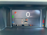 メーター内にディスプレーを搭載。燃費、継続可能距離などの運転をサポートする情報、ホンダセンシングの注意・警告などを表示します。