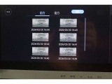 前後ドライブレコーダー搭載。車載カメラの映像を内蔵メモリーに録画。別のカメラを後付けすることなく前後映像を記録できます。録画した映像はディスプレイの大画面ですぐに再生、確認できます。