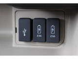 便利なUSB給電ソケットを助手席前に設置。モバイル機器の充電が可能です。