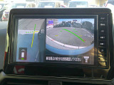 【アラウンドビューモニター】空から見下ろすような視点で、スムースな駐車と安全確認をサポートします。