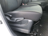 運転席シ-ト座面は上下アジャスタ-付です。お好みの位置に調整可能です。