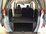 【ラゲッジスペース 】遊べる多彩なシートアレンジ!仕切り板があって、上下2段に荷物を収納することができます♪