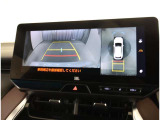 パノラミックビューモニター装備!トップビュー&フロントビュー・車両に取り付けたフロントとサイドとバックのカメラ映像を合成して画面上に表示させることで、低速時の運転を補助する装置です。