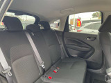 ◆後部座席◆後席も大人の方でもゆったり乗れるスペースを確保。足元も深くシートのクッションも柔らかくロングドライブの疲労を軽減してくれます。