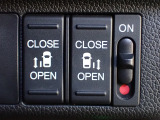 運転席からもスライドドアをボタン操作でスピーディーに開閉できます!またスマートキーでも操作できるので便利です。